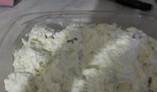 1. Этап. Цветная капуста запеченная в духовке со сметаной: Выливаем полученную смесь поверх цветной капусты.