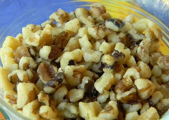 1. Этап. Коврижка медовая с изюмом: 4. Если используете орехи, измельчите их немного.