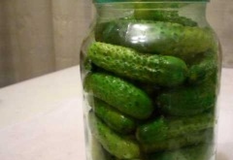 1. Этап. Огурцы консервированные сладкие: Сверху уложить огурчики.