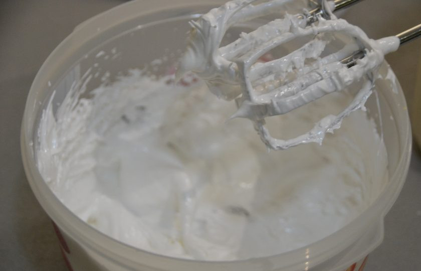 1. Этап. Кексы из кокосовой муки: Взбивайте белки с сахарным сиропом до стойких пиков.