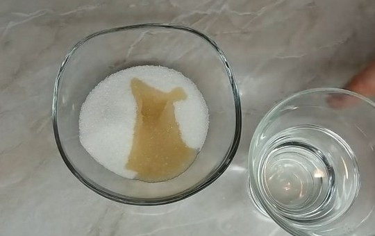 1. Этап. Бисквитный торт Подарочный: Готовим пропитку: смешайте вместе сахар, коньяк и горячую воду. Размешайте до полного растворения сахара и пока отставьте в сторону.