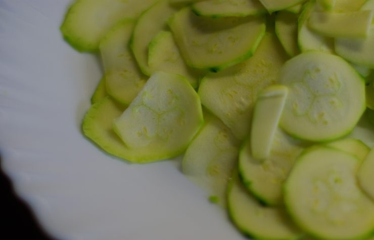 1. Этап. Паста с кабачками: Кабачок тоненько нарезаем пластинами. Лук и чеснок мелко рубим.