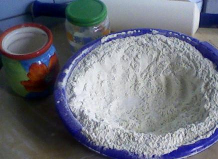 1. Этап. Чепалгаш с картошкой: Муку просеиваем, сыпем соль.