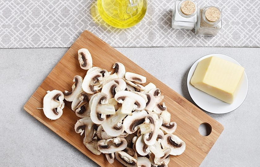 1. Этап. Простой салат с шампиньонами жареными: Нарежьте шампиньоны ломтиками. Первый секрет – не мойте грибы, просто протрите влажной тряпочкой. Излишки влаги после мытья мешают грибам правильно жариться.