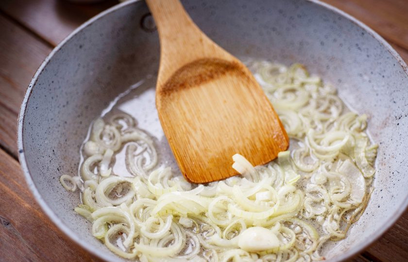 1. Этап. Баклажаны тушеные с картошкой и мясом: В сковороде разогрейте растительное масло, выложите полукольца лука и обжарьте их на среднем огне до мягкости.