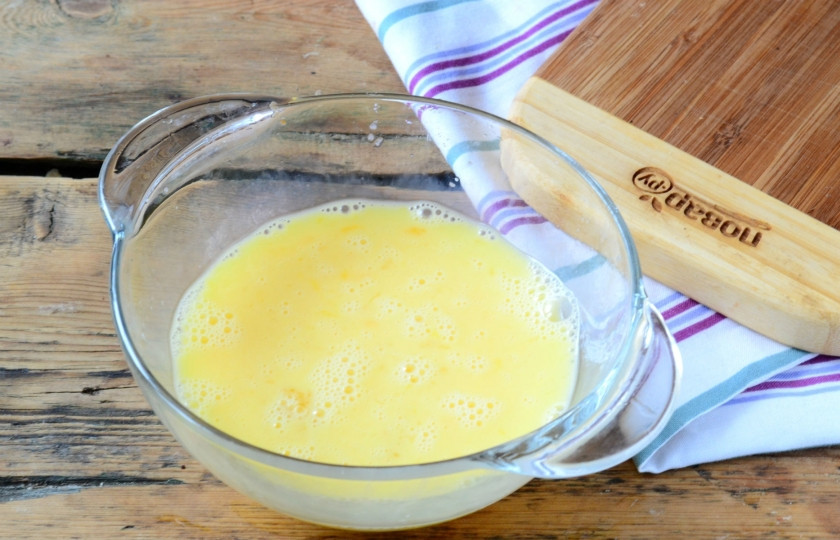 1. Этап. Бриошь классическая: В отдельной миске смешайте 3 холодных яйца и немного воды. Взбейте массу венчиком до однородного состояния.