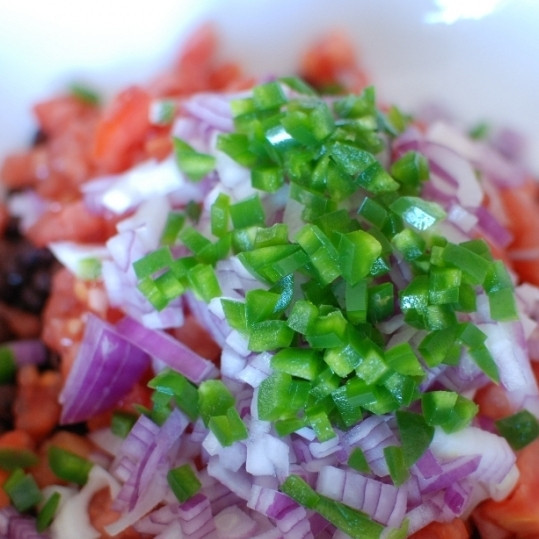 1. Этап. Салат с черной фасолью: Туда же добавляем мелко нарезанный перчик халапеньо.