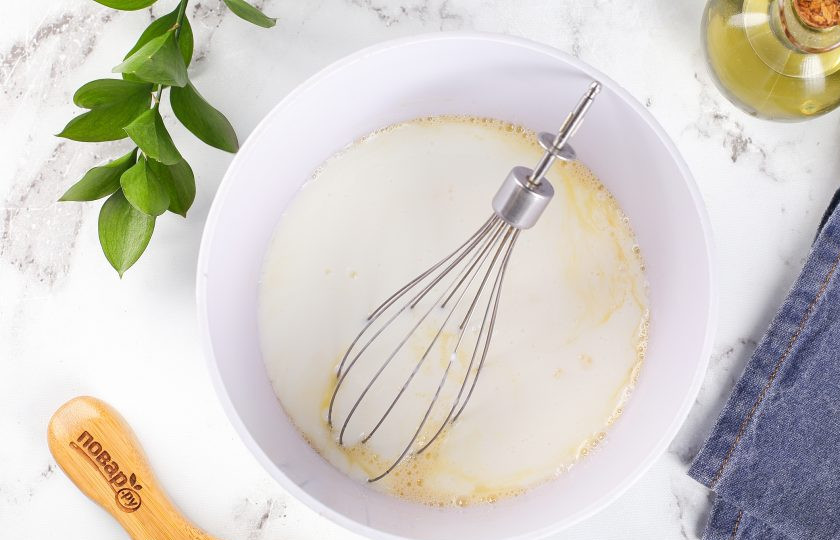 1. Этап. Блины из блинной муки на кефире: Добавьте кефир и воду.