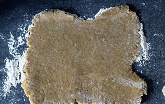 1. Этап. Имбирные пряники Праздник в доме: 7. Посыпьте стол мукой и выложите тесто, раскатайте его в пласт около 0,8-1 см в толщину.