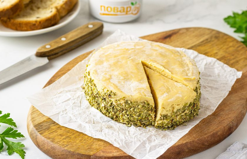 1. Этап. Сыр из чечевицы: Готовый сыр охладите в холодильнике, чтобы он еще больше уплотнился. Бока сыра можно обвалять в сушеных травах или мелко порубленной свежей зелени. Сыр из чечевицы готов, приятного аппетита!