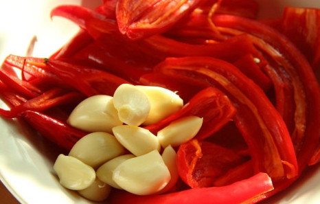 1. Этап. Аджика из острого перца на зиму: Вынув из чили все зерна, убрав хвостики, нарезаем перец так, чтобы было удобно молоть. Чистим чеснок. Тут его можно положить вдоволь! Чеснока, как и перца, в аджике должно быть много!