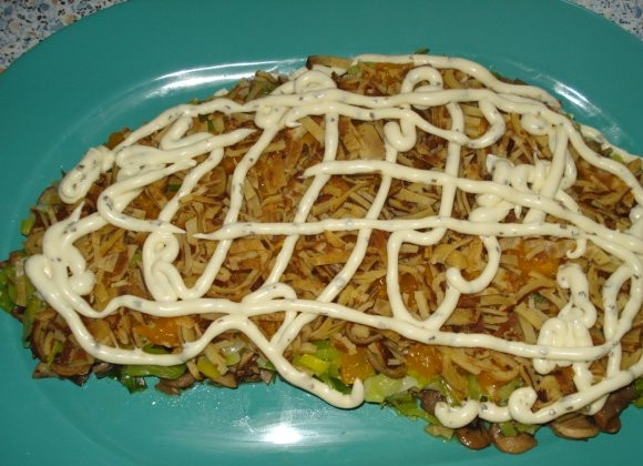 1. Этап. Салат Золотая лошадь: Смажьте майонезом.