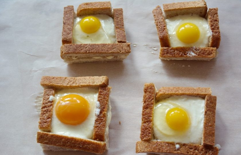 1. Этап. Тосты Карбонара: В каждый квадратик вбейте сырое яйцо. Я готовила с перепелиными яйцами и с обычными куриными. Разницы существенной не вижу. Для наглядности показываю оба варианта. Выбирайте вид яиц сами.