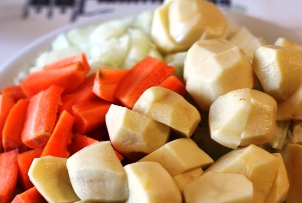 1. Этап. Говядина кусочками в мультиварке: Порежьте морковь и картофель.