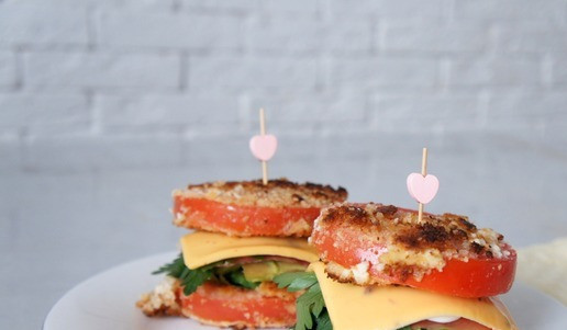 1. Этап. Сэндвич Огонёк: И накрываем сыр вторым горячим кружком помидора. Наши сэндвичи готовы.