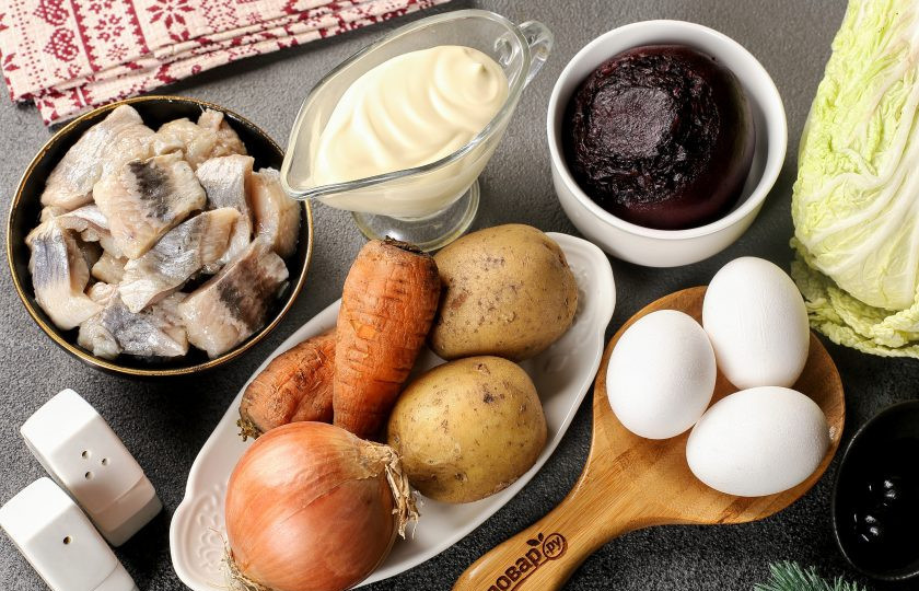 1. Этап. Селедка под шубой на год Дракона: Подготовьте все ингредиенты. Морковь, свеклу, картофель и яйца заранее отварите и дайте остыть. Филе сельди можно приобрести уже готовое в магазине, а можете разделать рыбку самостоятельно. Обязательно удалите все видимые косточки.