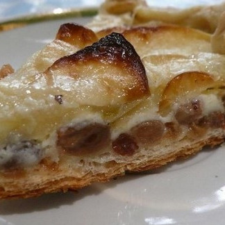 Торт на сковороде с яблоками и изюмом