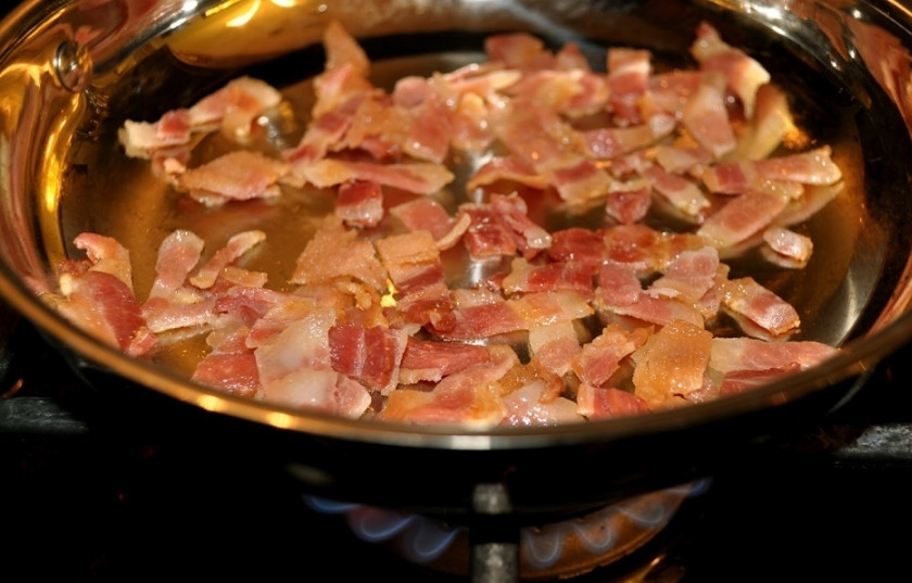 1. Этап. Салат Любимый: 1. Бекон нарежьте полосками и обжарьте. Он должен быть хрустящим.