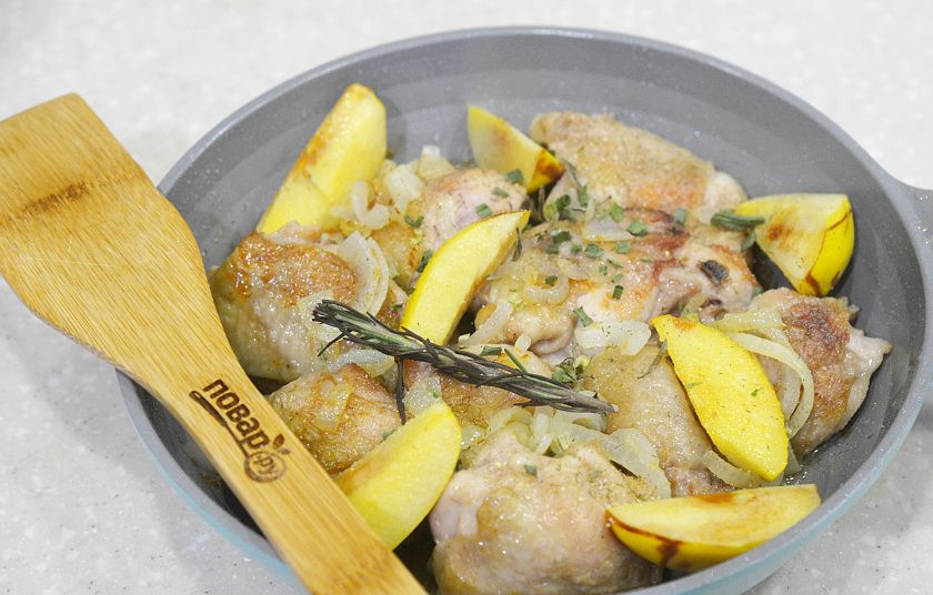 1. Этап. Курица с айвой тушеная: 7. Добавьте тимьян, розмарин, все специи и приправы, сидр и тушите на небольшом огне около 40 минут.