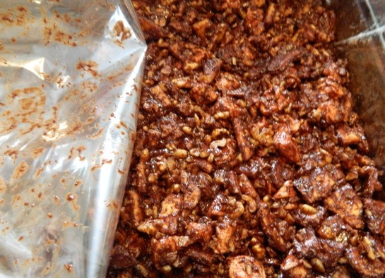 1. Этап. Печенье Rocky Road: 5. Застилаем форму пищевой пленкой и выкладываем туда полученную массу. Хорошо разравниваем и отправляем в холодильник на пару часов.