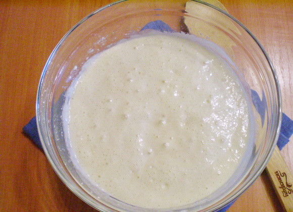 1. Этап. Оладьи на кислом кефире: Последней вводим в тесто соду. Благодаря кислому кефиру, гасить соду не нужно, вы увидите, когда начнется реакция кислоты молочной и соды, тесто станет пузыриться.