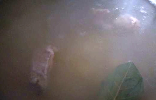 1. Этап. Фасоль со щавелем: Пока фасоль отмокает, сварим говяжьи кости. Бульон готовим тоже отдельно, так он будет более прозрачным. Косточки варим вместе с лавровым листом и черным перцем (горошком). Крышкой не накрывать! Не забываем снимать накипь шумовкой. Огонь делаем средний.