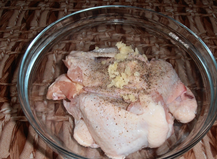 1. Этап. Куриные крылья тушеные: Для начала подготовим крылышки для тушения. Промываем их проточной водой, складываем в глубокую посуду, добавляем соль и специи по вкусу. Выдавливаем чеснок. Оставляем пропитываться на час.