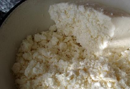 1. Этап. Хачапури с творогом: 2. В творог разбить белки двух яиц и перемешать.