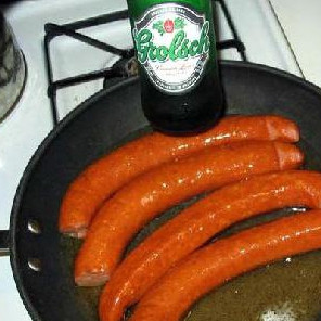 1. Этап. Жареная колбаса с картофелем: Обжариваем колбасу на среднем огне. Добавьте немного пива.