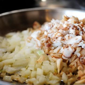 1. Этап. Запеченные грибы, фаршированные сыром и шпинатом: 2. Нагреть оливковое и сливочное масло в сотейнике на среднем огне. Добавить лук и нарезанные стебли грибов, обжаривать в течение нескольких минут до мягкости и золотистого цвета.