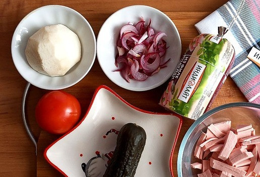 1. Этап. Салат из колбасы и редьки: Готовим все продукты для салата. Колбасу нарежем небольшой 
