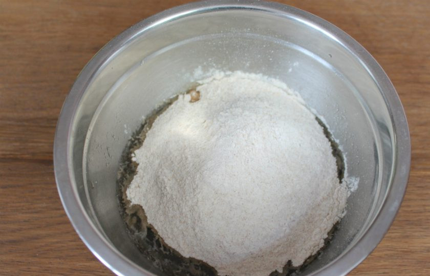 1. Этап. Постное печенье на соке: Муку добавляем небольшими порциями.