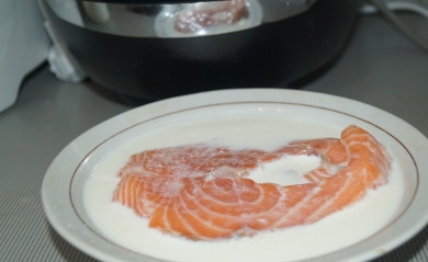 1. Этап. Жареная семга в мультиварке: 2. Обесшкуренный стейк залейте 1/2 стаканом молока. Дайте ему настояться так в течение 30 минут.