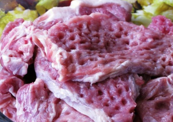 1. Этап. Мясо по-французски с баклажанами: Свинину порежьте кусочками и отбейте.