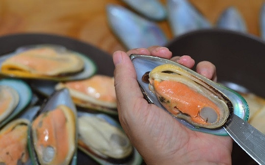 1. Этап. Мидии с сырно-чесночным соусом: 1. Начало процесса может кому-то показаться необычным. Необходимо аккуратно отделить мидию от раковины.