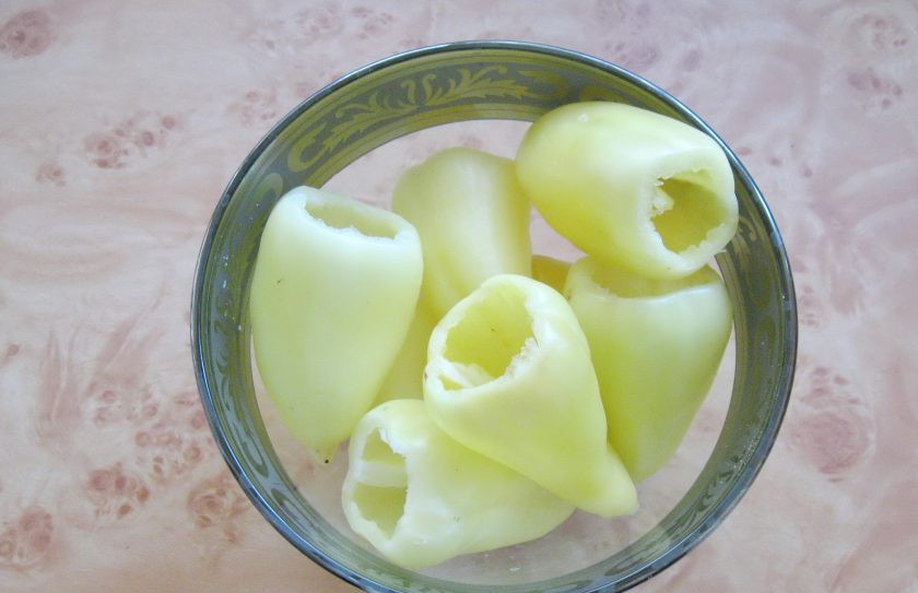 1. Этап. Фаршированный перец с курицей и капустой: Перец помойте и удалите семена.