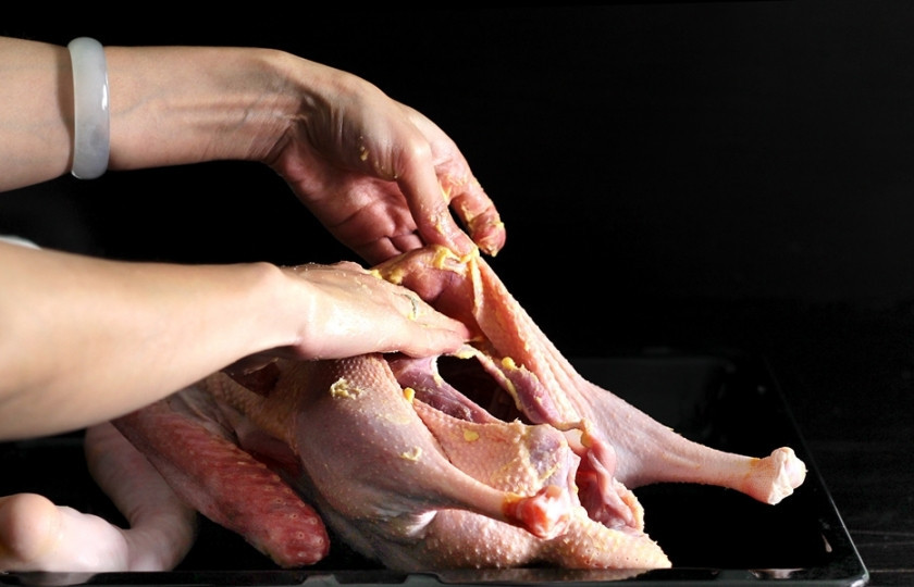 1. Этап. Гусь с рисом в духовке: Натрите солью и сливочным маслом гуся между мясом и кожей.