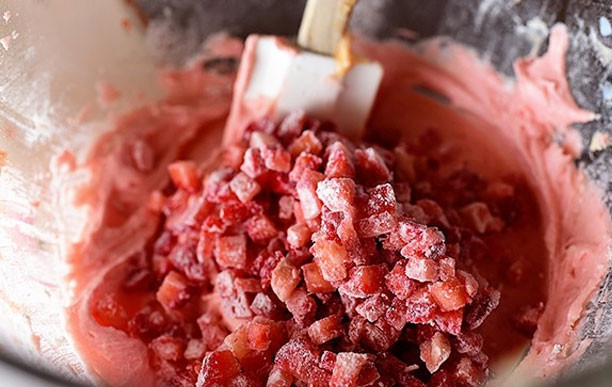 1. Этап. Клубничные мини-маффины: 5. Просейте в масляную смесь муку, соль, соду, разрыхлитель и добавьте половину измельченной клубники.