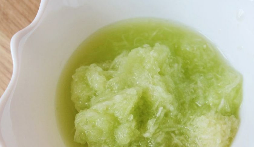 1. Этап. Соус к греческому салату: Вторую часть огурцов натрите на средней или мелкой терке. Очистите от шелухи зубчики чеснока, вымойте их, пропустите через пресс и добавьте к натертым на терке огурцам.