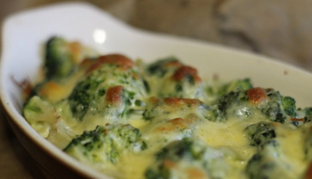 1. Этап. Брокколи под сырным соусом: 6. Отправляю форму в заранее разогретый до 180 градусов духовой шкаф на 25 минут, готовлю до появления румяной корочки.