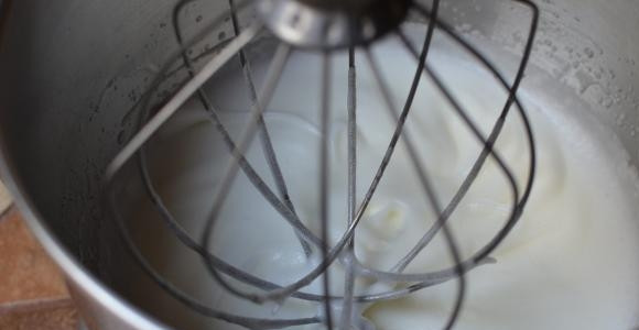 1. Этап. Торт Киевский классический: 7. Взбейте в крепкую пену.