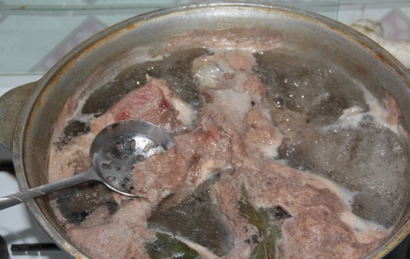 1. Этап. Сорпа по-казахски: Снимаем пенку, накрываем кастрюлю крышкой и варим еще в течение двух часов.