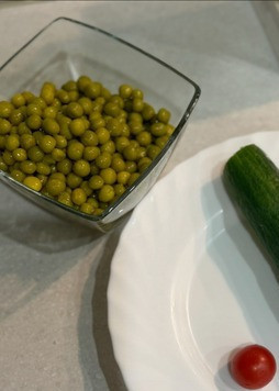 1. Этап. Рождественский салат Оливье: Для красивой подачи потребуются свежий огурец, помидоры черри и зеленый горошек