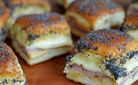 1. Этап. Булочки с сыром и ветчиной: Когда булочки остынут, разрежьте их и подавайте. Приятного аппетита!