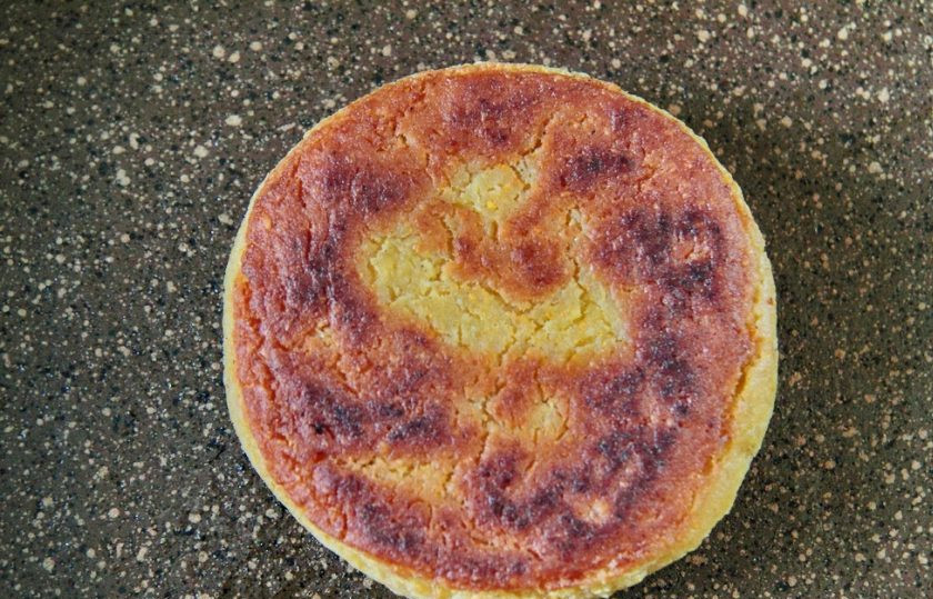 1. Этап. Вегетарианский бургер (мастер-класс): Обжарьте на растительном масле с двух сторон на умеренном огне до золотистого цвета.