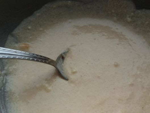 1. Этап. Печенье Малышок: 3. Добавляем сахар и растираем. Также вводим гашенную уксусом или лимонным соком соду и вливаем молоко.