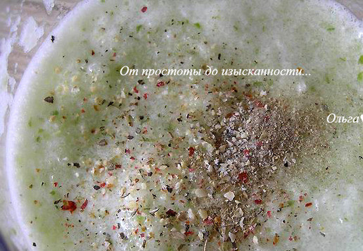 1. Этап. Огуречный гаспачо с дыней: Всыпьте соль, щепотку сахара, смесь специй и перцев. Влейте сок лимона и воду, перемешайте.