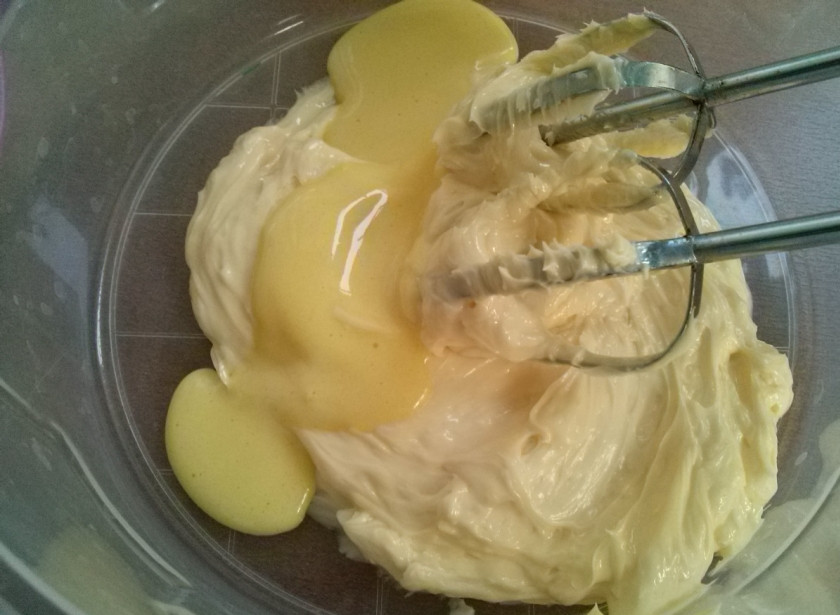 1. Этап. Птичье молоко (торт): Размягченное масло взбейте. Постепенно добавляя полученный заварной крем, взбейте его до однородности.