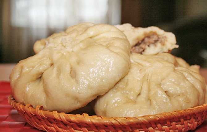 1. Этап. Китайские пирожки на пару: 12. Китайские пирожки кладу в пароварку и готовлю 30-35 минут, после чего готовые пирожки перекладываю на тарелку и подаю к столу.