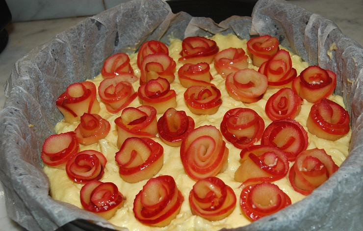 1. Этап. Торт Букет роз: 6. Форму для запекания смазать маслом или застелить пергаментом. Выложить тесто и разровнять. Сверху высадить розочки, немного утопив их в тесте. Отправить форму в заранее разогретую духовку на 40-45 минут.